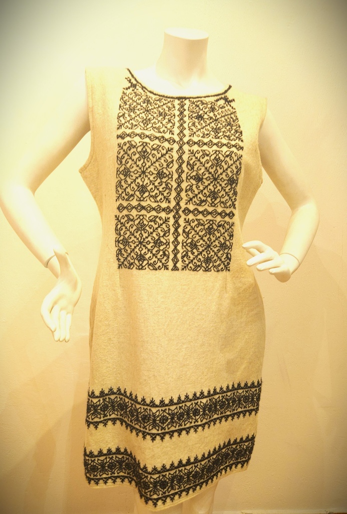 Vestido beige de lana bordado negro