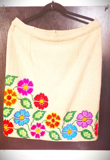 [ZHUE10] Falda beige de lana bordado  de flores